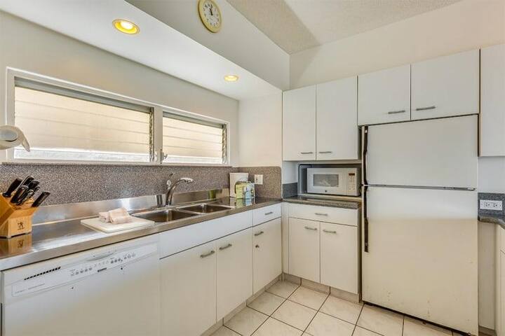 2 Bedroom Deluxe Ocean View – Waikīkī Shore 802 gallery image 5