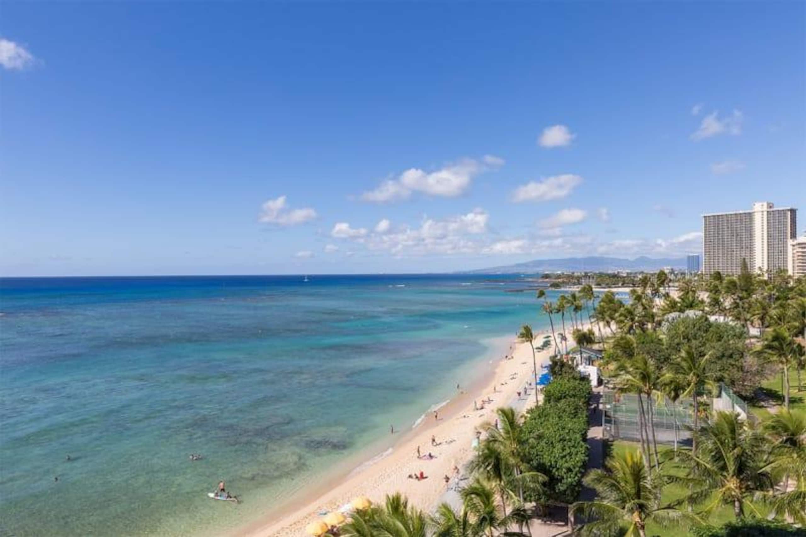 Condo in Honolulu · ★4.68 · 2 bedrooms · 3 beds · 2 shared baths - Image 14
