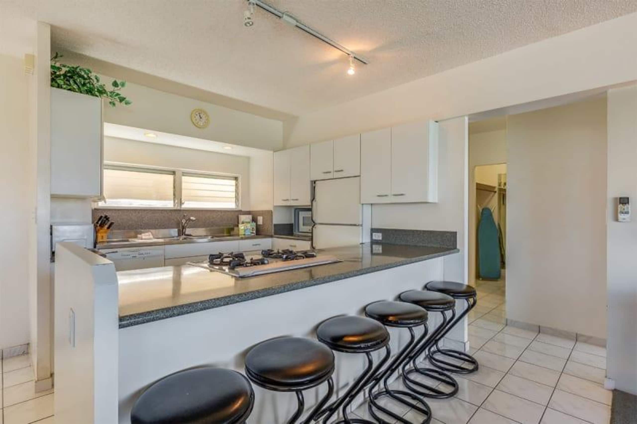 Condo in Honolulu · ★4.68 · 2 bedrooms · 3 beds · 2 shared baths - Image 7