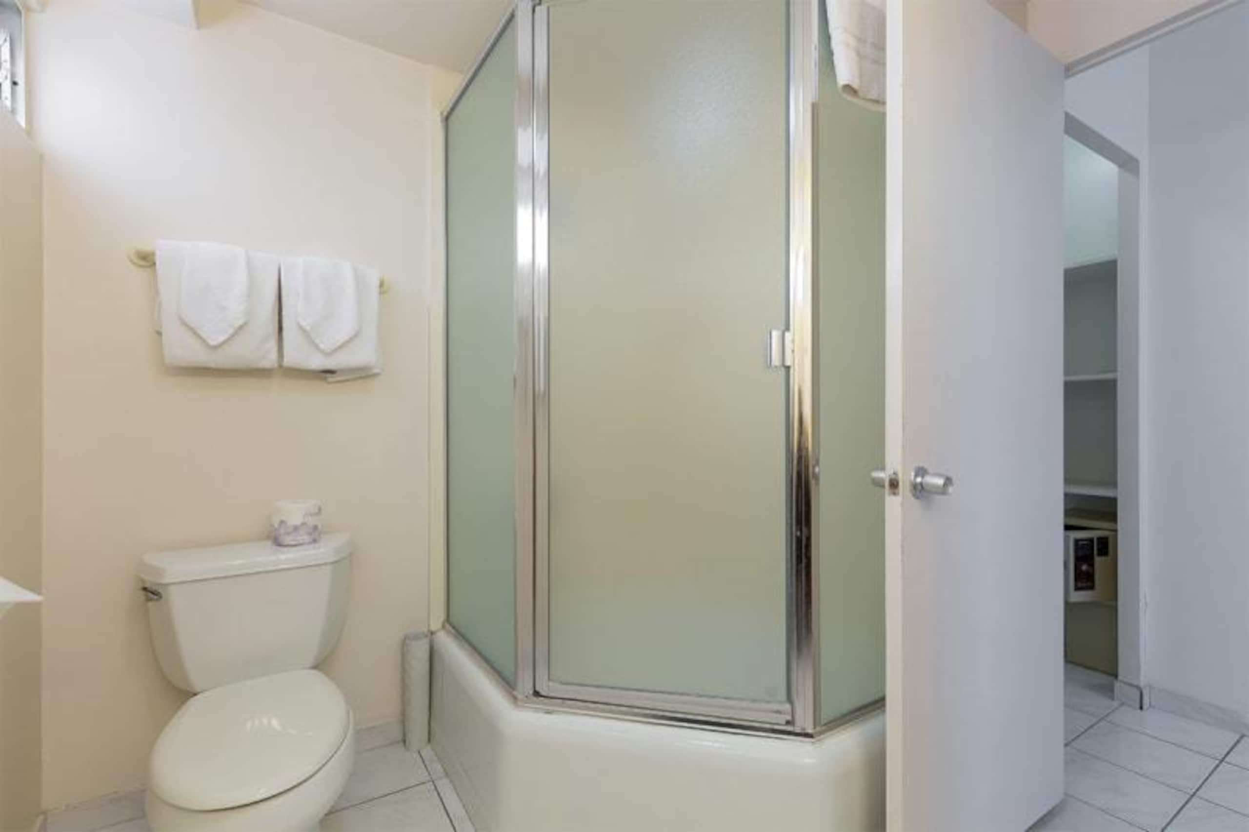 Condo in Honolulu · ★4.68 · 2 bedrooms · 3 beds · 2 shared baths - Image 12