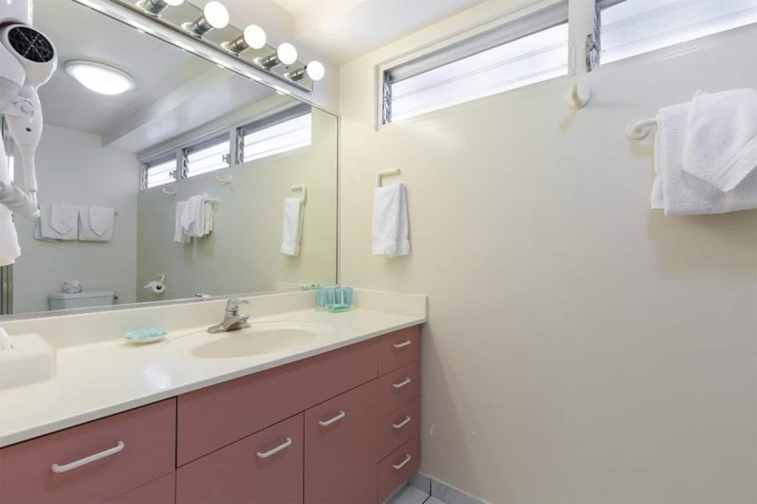 Condo in Honolulu · ★4.68 · 2 bedrooms · 3 beds · 2 shared baths - Image 11