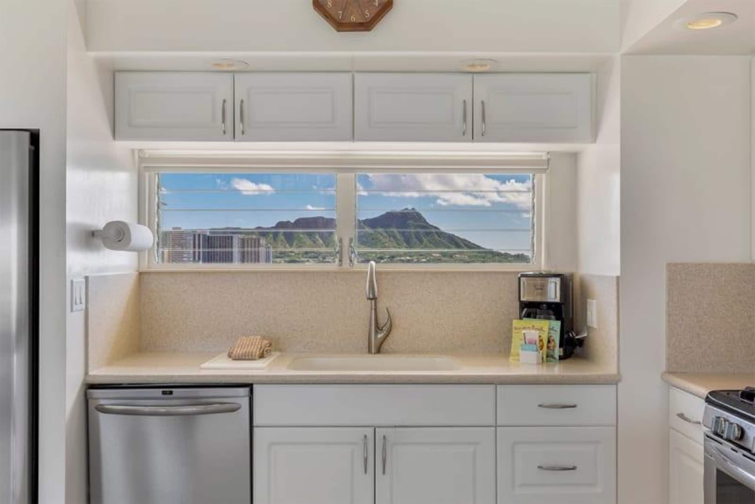 Condo in Honolulu · ★4.69 · 2 bedrooms · 3 beds · 2 private baths - Image 9