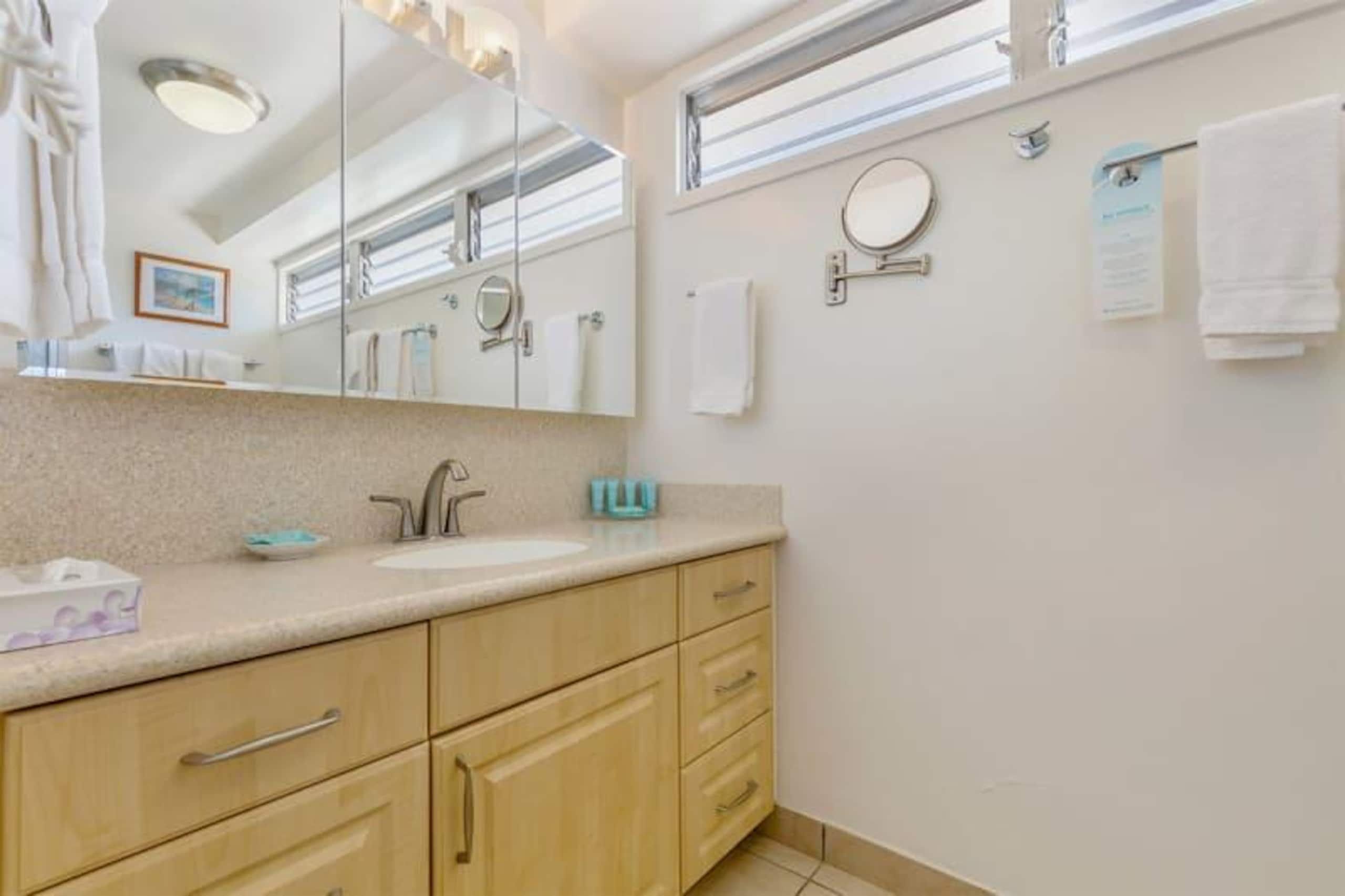 Condo in Honolulu · ★4.69 · 2 bedrooms · 3 beds · 2 private baths - Image 13