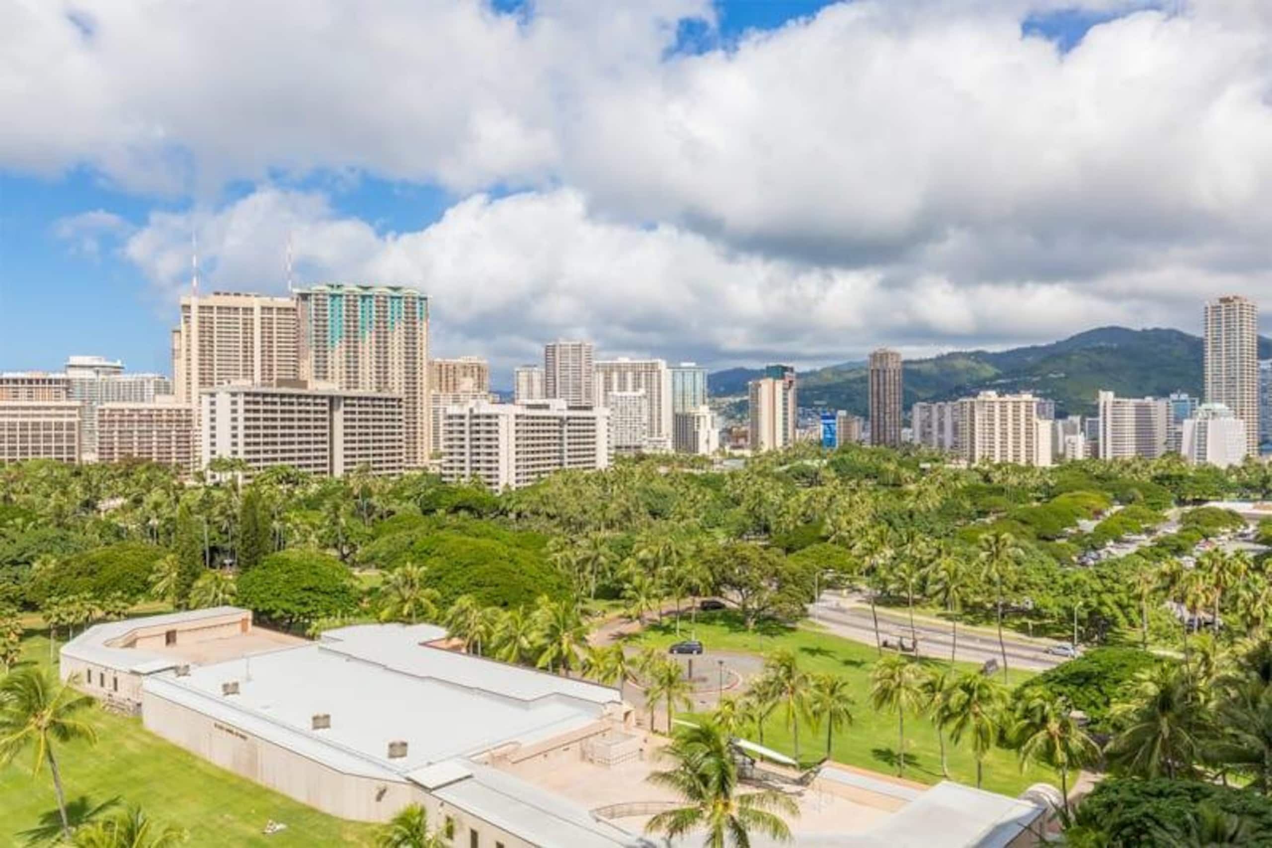 Condo in Honolulu · ★4.69 · 2 bedrooms · 3 beds · 2 private baths - Image 18