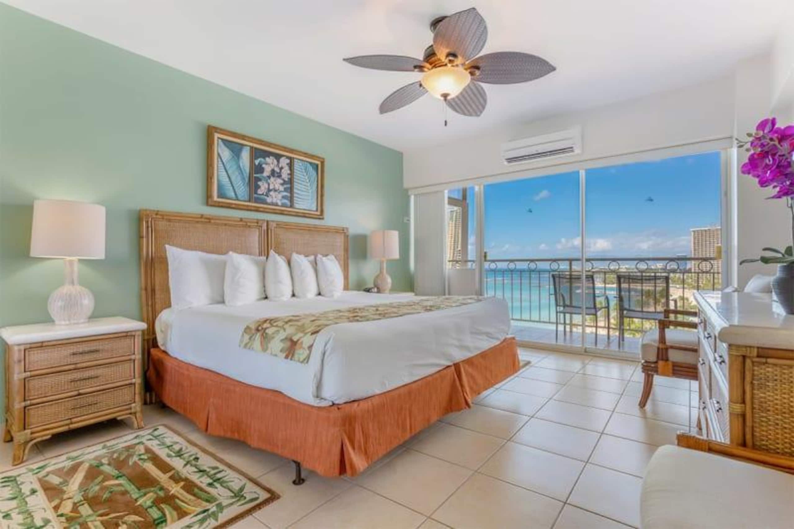 Condo in Honolulu · ★4.69 · 2 bedrooms · 3 beds · 2 private baths - Image 3