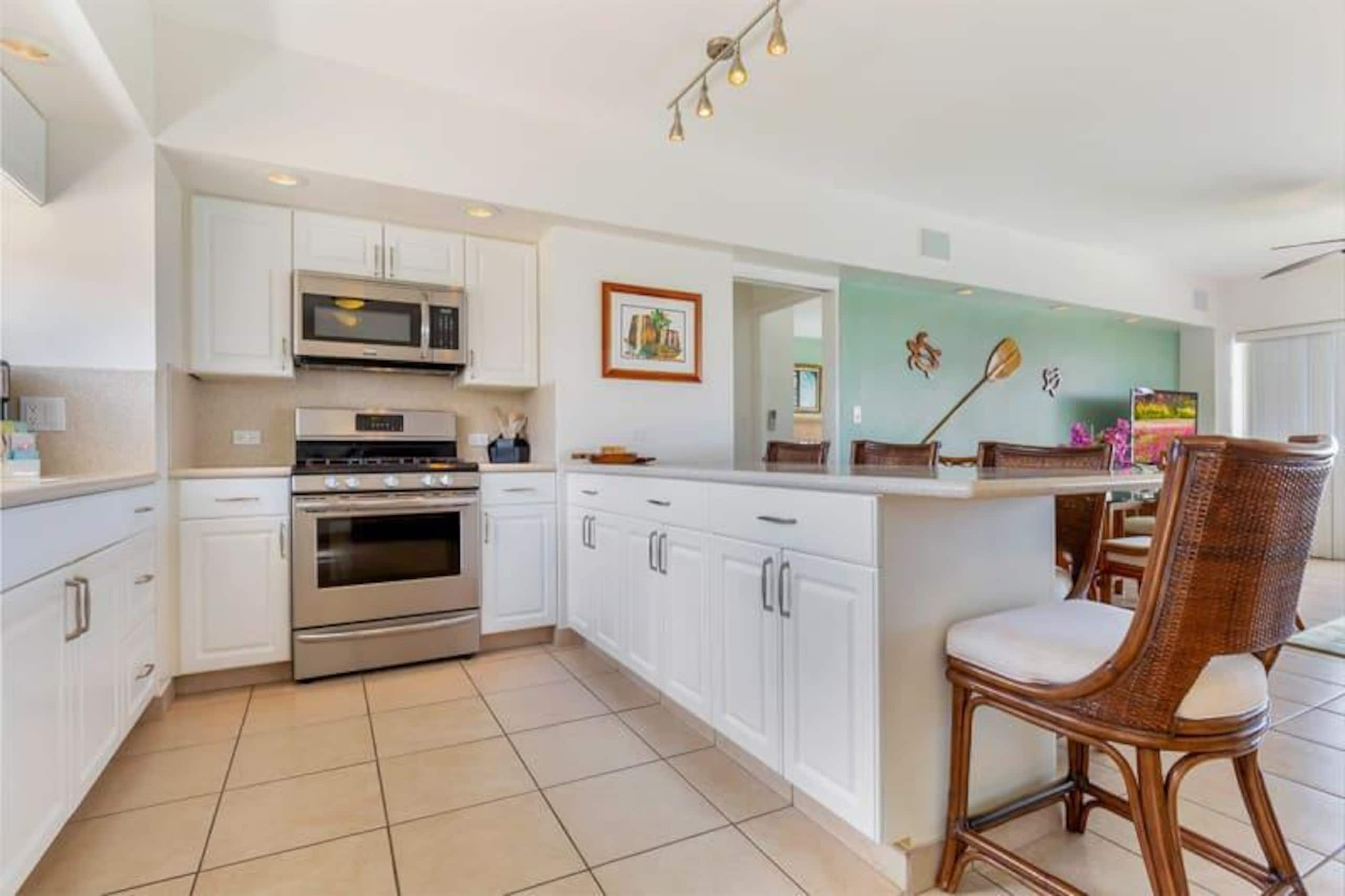 Condo in Honolulu · ★4.69 · 2 bedrooms · 3 beds · 2 private baths - Image 10