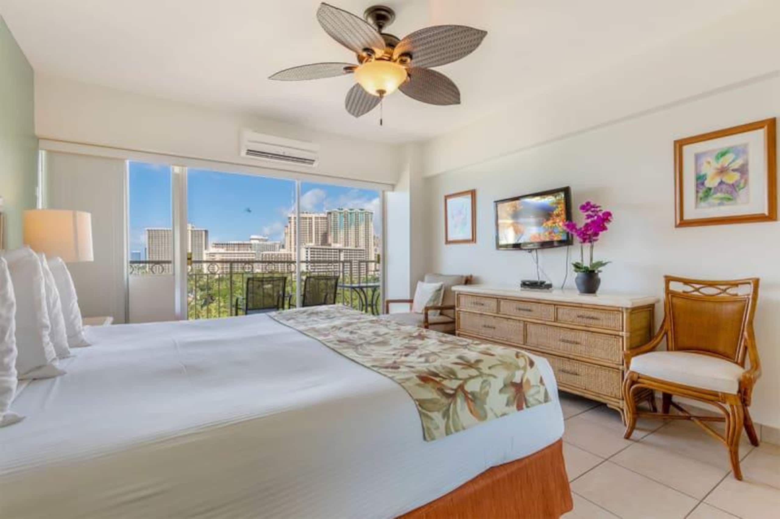 Condo in Honolulu · ★4.69 · 2 bedrooms · 3 beds · 2 private baths - Image 12