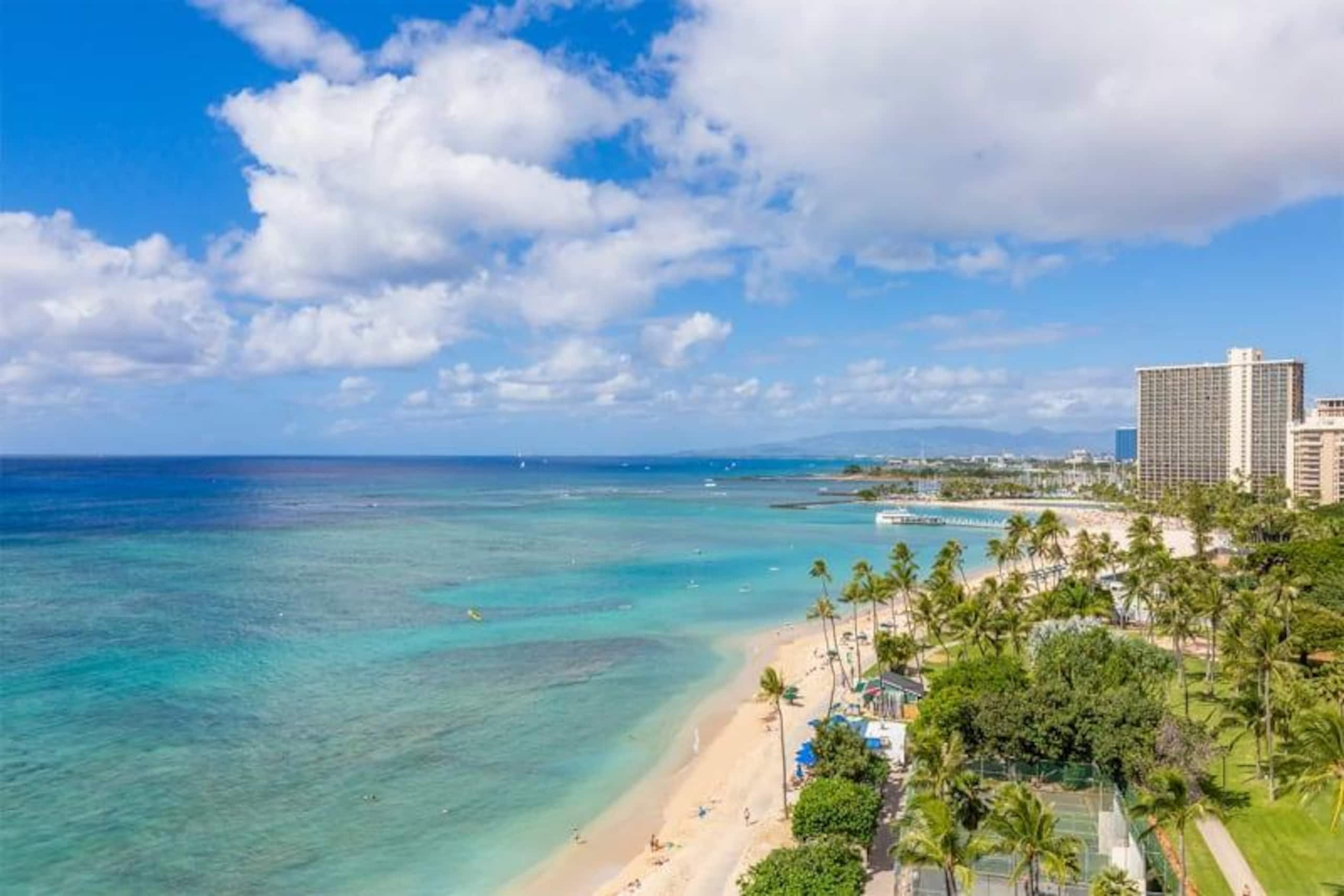 Condo in Honolulu · ★4.69 · 2 bedrooms · 3 beds · 2 private baths - Image 19