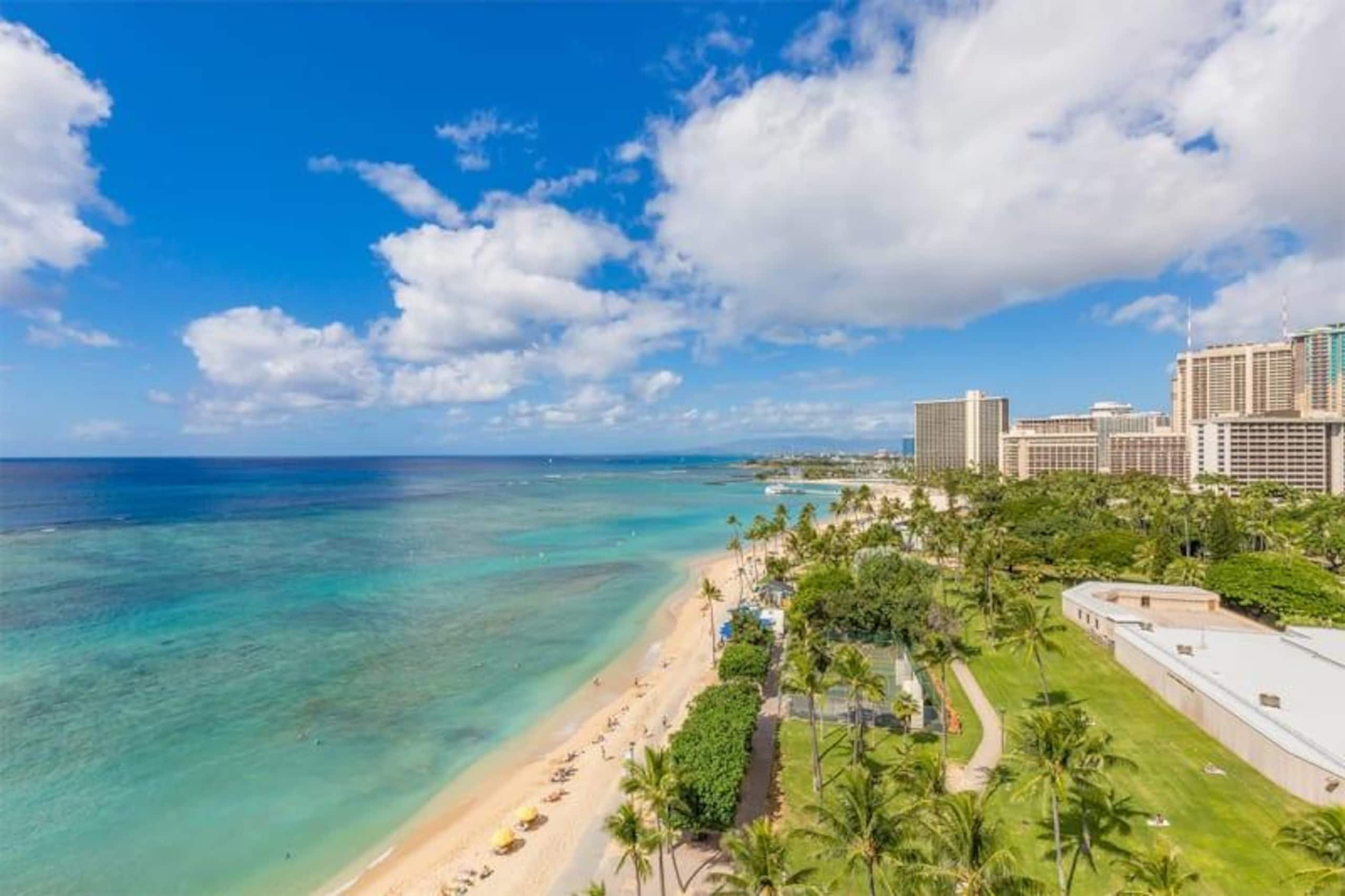 Condo in Honolulu · ★4.69 · 2 bedrooms · 3 beds · 2 private baths - Image 20