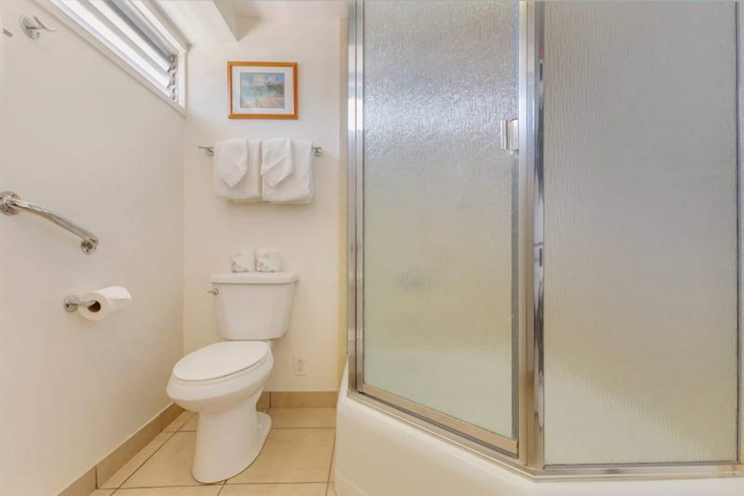 Condo in Honolulu · ★4.69 · 2 bedrooms · 3 beds · 2 private baths - Image 15