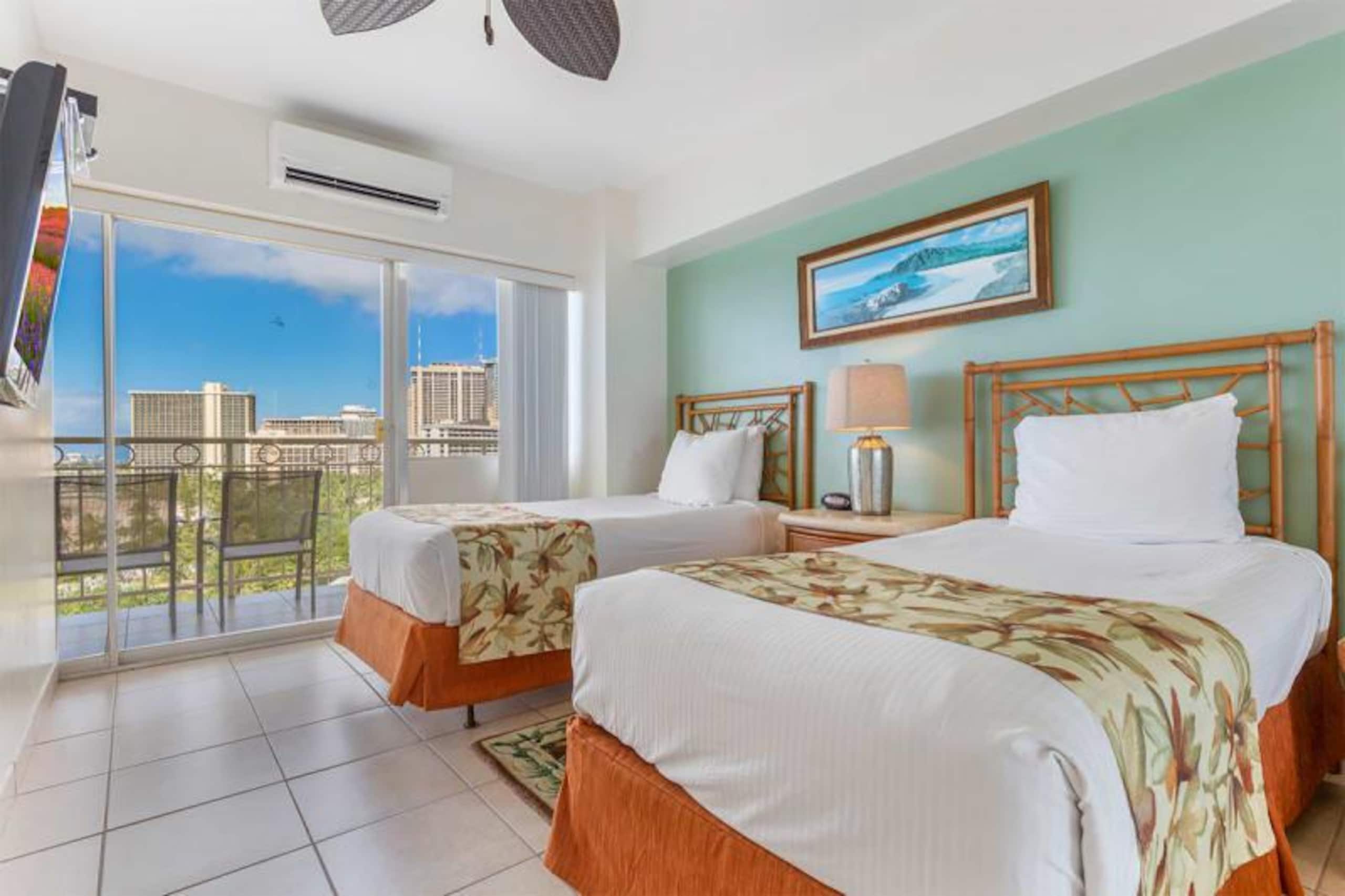 Condo in Honolulu · ★4.69 · 2 bedrooms · 3 beds · 2 private baths - Image 14
