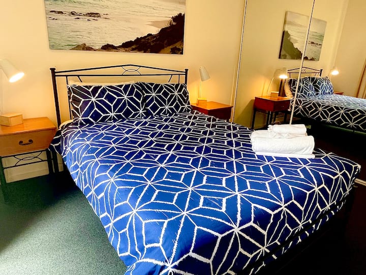 Planimetri me dy dhoma gjumi e mobiluar plotësisht plus një divan me dalje, i përshtatshëm për familje, çifte ose grupe të vogla.