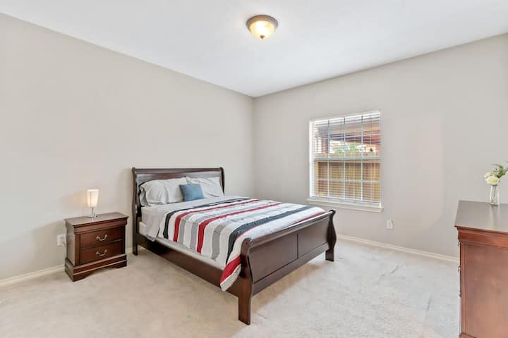 Tercer dormitorio con cama tamaño queen.