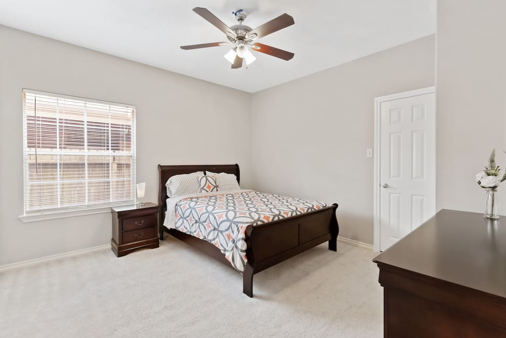 Dhoma e dytë e gjumit me krevat dopio "queen"