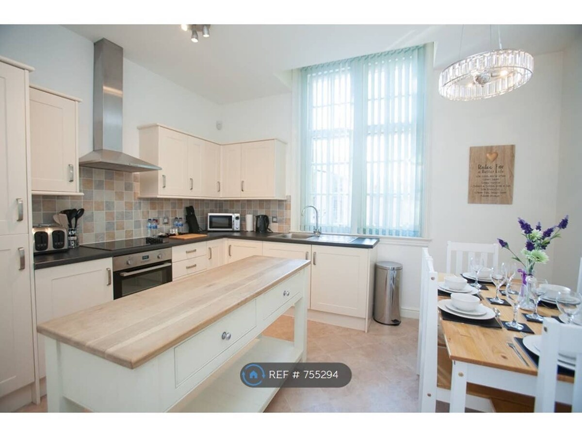 Top Airbnb: Central 2 Bed, Parking & Private Terrace, Sleeps 6 in Central Swindon South