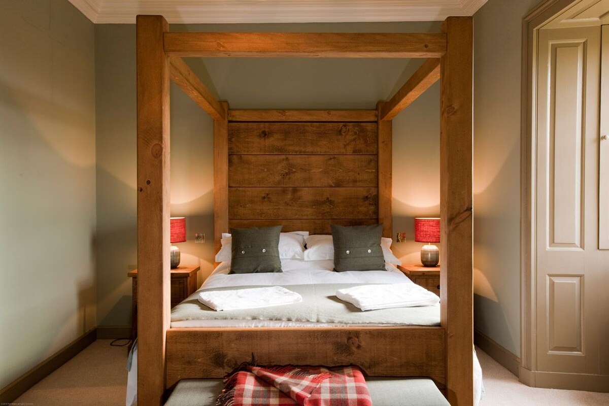 Balnakeil House Lord Reay Bedroom (First Floor, King Size, Ensuite Shower Room)