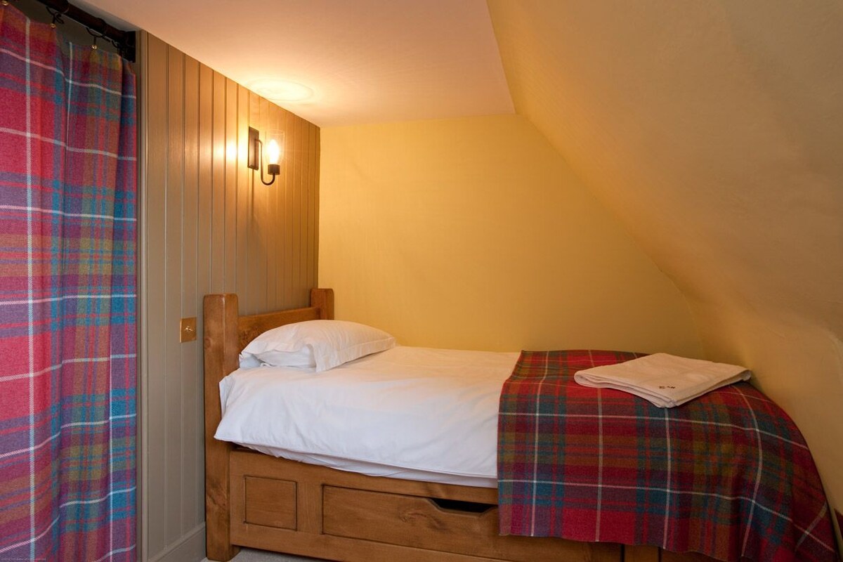 Balnakeil House Cabin Room (Second Floor, Twin)