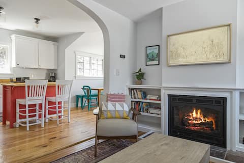 4-minutes to Sugarbush, steps to Warren Village!