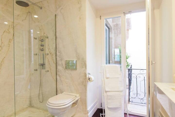 Baxia-Chiado apartment with incredible view gallery image 5