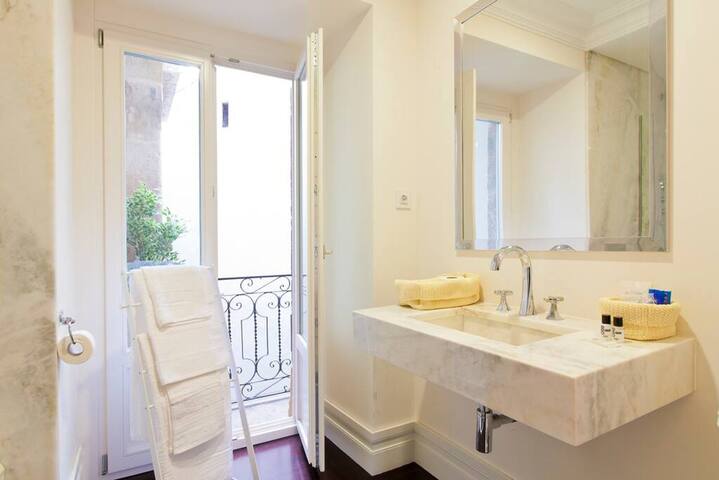 Baxia-Chiado apartment with incredible view gallery image 3