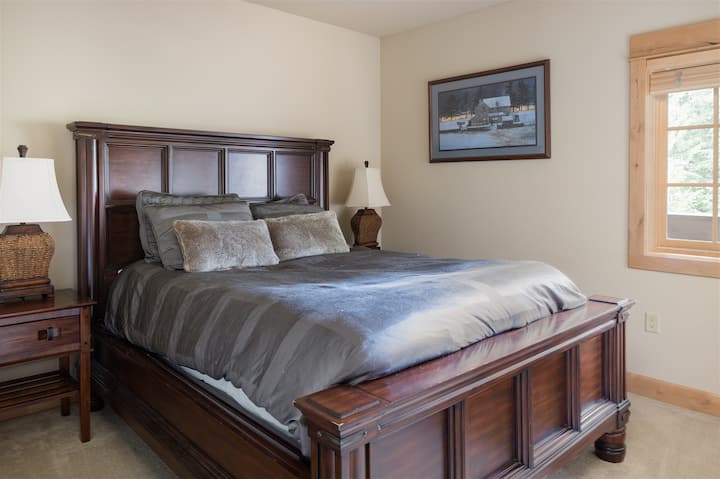 Dhomë gjumi për vizitorët me krevat dopio "queen"