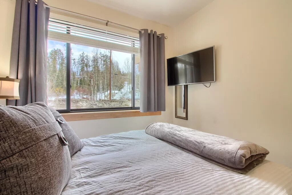 SWP - Arrow -286-3rd - Bedroom - TV