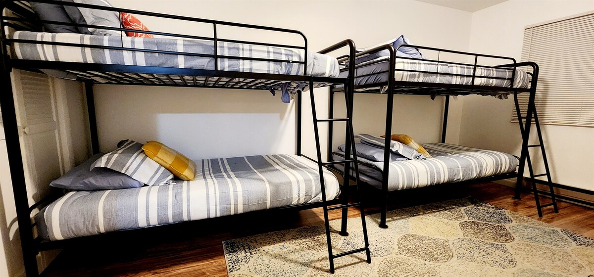 2号卧室位于主楼层，配有2张全尺寸的双层床和40英寸智能电视