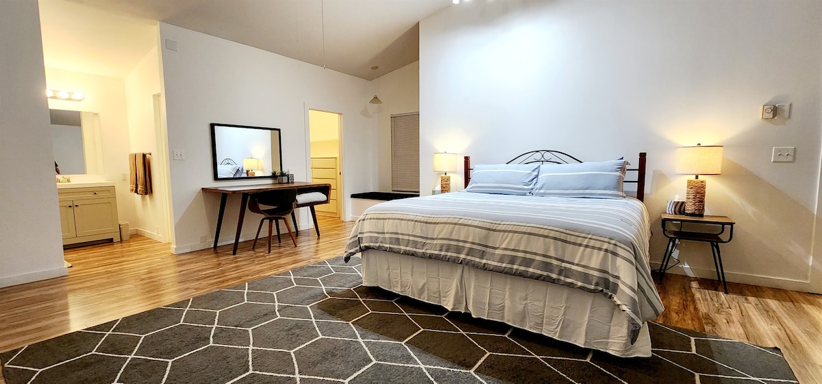 主卧套房配备加大双人床、书桌