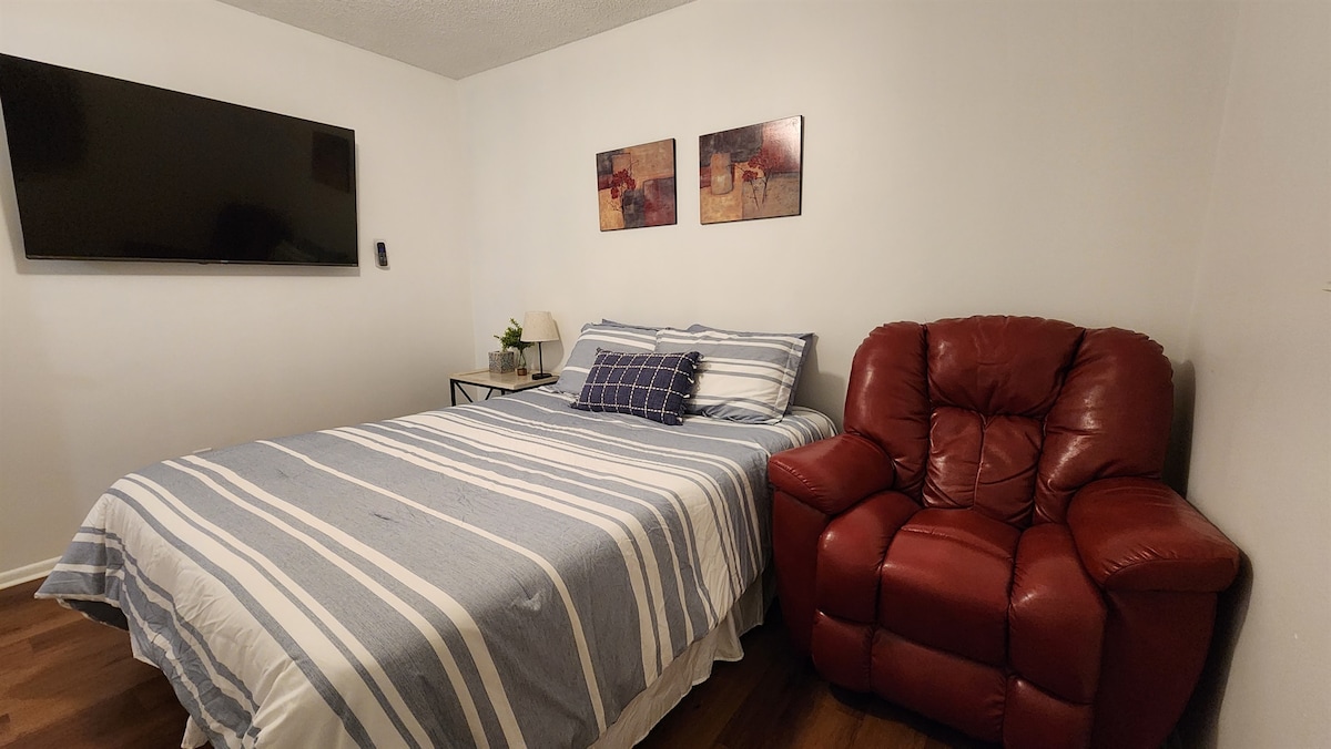 4号卧室，配备标准双人床和45英寸智能电视