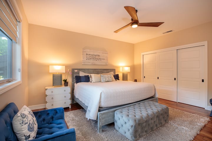 ห้องนอนสุดหรูพร้อมเตียงคิงไซส์ให้บรรยากาศเงียบสงบสำหรับการพักผ่อนยามค่ำคืน