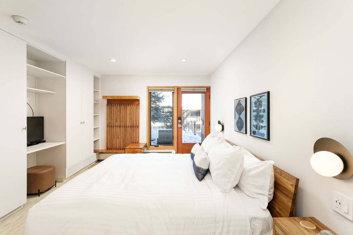 The master suite offers a private entrance out to the ski access trail, flat screen TV, tons of closet space and an en-suite bath.