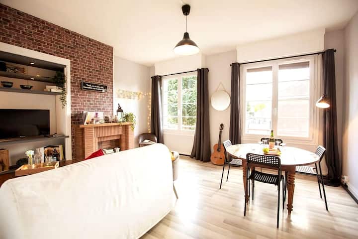 Ფართო და ნათელი მისაღები ოთახი ძილის დროის გარეშე
- კომფორტული გასაშლელი დივანი 2 ადამიანისთვის (140x188), თუ ფეხები აღემატება, შეგიძლიათ გამოიყენოთ ყავის მაგიდა
- უშაქრო ფარდები ძილის დროს ბნელი სივრცის შესანარჩუნებლად და ავეჯის კუთხეში ფეხების დასაკრავად
- ბრტყელეკრანიანი სმარტ-ტელევიზორი Netflix-ზე, YouTube-ზე, სხვა აპებსა და ყველა TNT არხზე წვდომით (სამწუხაროდ, ზრდასრულთა არხებზე წვდომა არ არის...) 
- სასადილო მაგიდა 6 ადამიანისთვის 4 სკამითა და 2 სკამით, თუ 6 ადამიანი ხართ (თუმცა შეგიძლიათ ერთმანეთის კალთაზეც დაჯდეთ)
- 2 სავარძელი დეკორისთვის, მაგრამ ჩვენ გაძლევთ საშუალებას იჯდეთ იქ