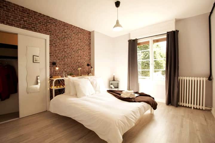 1-ლი საძინებელი დიდი და ნათელი
- კომფორტული ორადგილიანი საწოლი ZISE 160 × 200 ქალაქის მონახულების ან სამსახურის დასავიწყებლად 
- კარადა/საგარდერობო ოთახი სინათლითა და საკიდებით, რომ იქ დატოვოთ თქვენი ბრენდის ტანსაცმელი (ეს ყოველთვის სასიამოვნოა) 
- მანათობელი სტრიქონი სექსუალური დროის განმავლობაში (არ დაგავიწყდეთ ტელეფონით ბარი უაიტის თამაში)