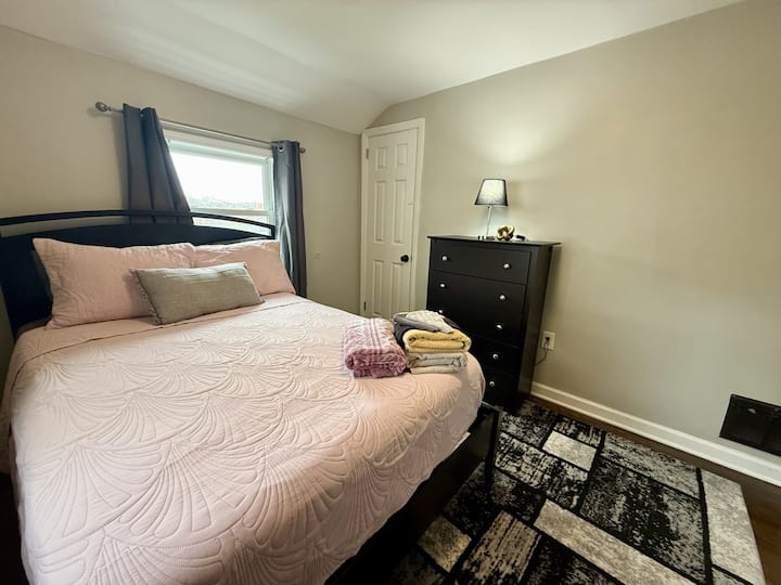 BEDROOM 2  UPSTAIRS - QUEEN BED 