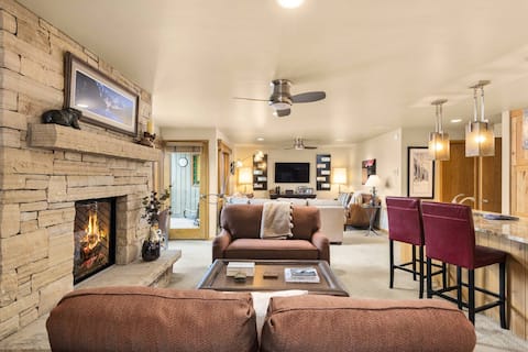 Snowmass Mtn View. 2 Balconies, Parking, Pool & HT