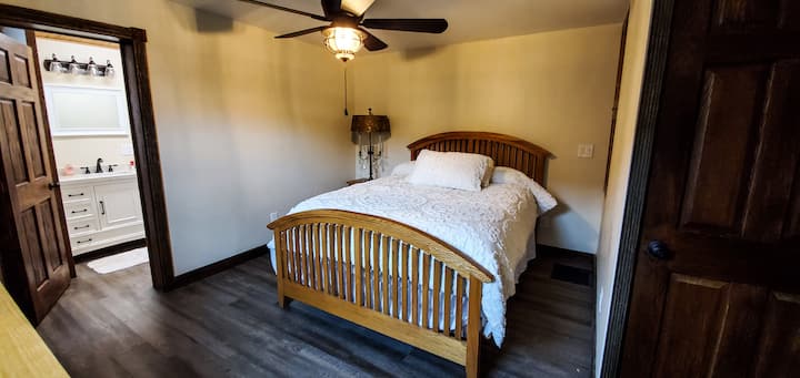 Dhoma e gjumit 1 - Niveli kryesor - Dhomë gjumi e rehatshme, një ventilator freskues tavani, sirtarë të përshtatshëm dhe një televizor argëtues.