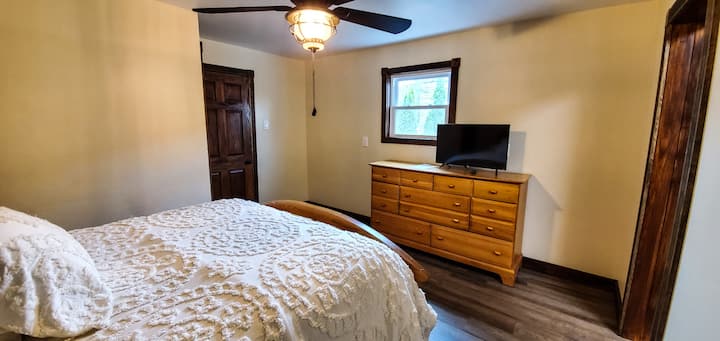 Dhoma e gjumit 1 - Niveli kryesor - Dhomë gjumi e rehatshme, një ventilator freskues tavani, sirtarë të përshtatshëm dhe një televizor argëtues.