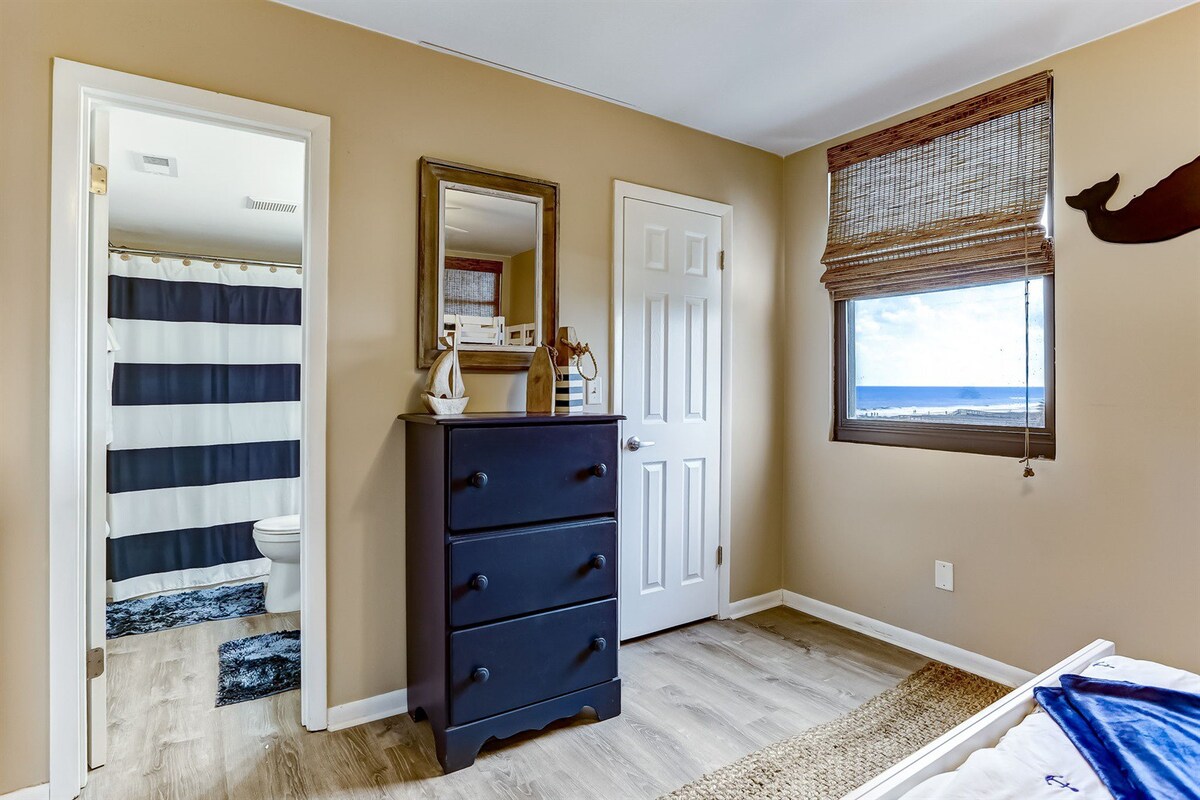 Скрин и дрешник в стаята за гости за съхранение