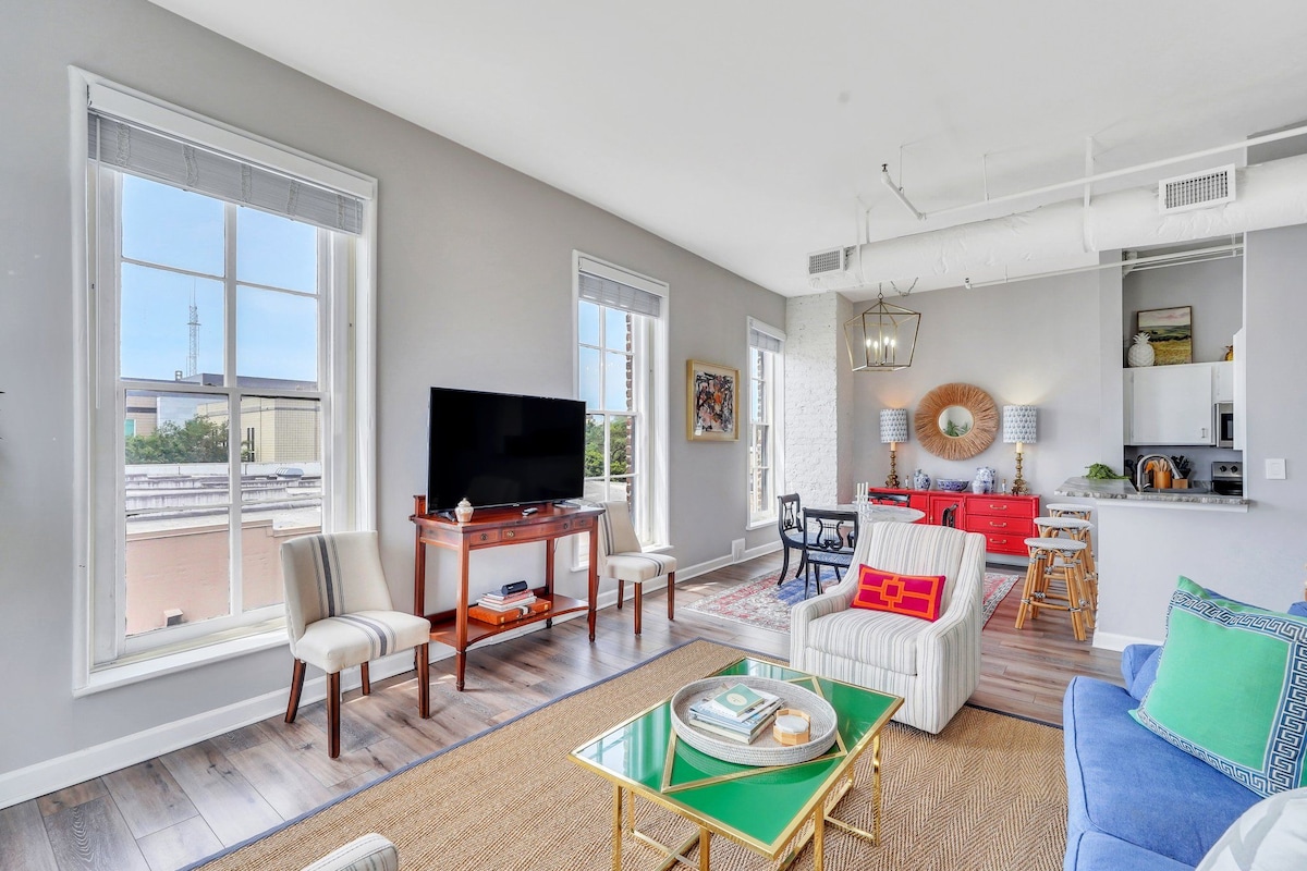 Chic and Bright in Downtown by Lucky Savannah - Apartments for