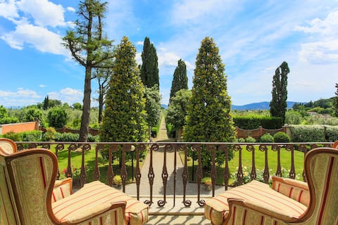 Historic Tuscan villa with pool & kids playground