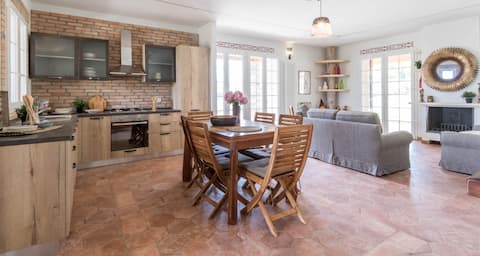 Superb Villa with Backyard and BBQ in Vaccarezza