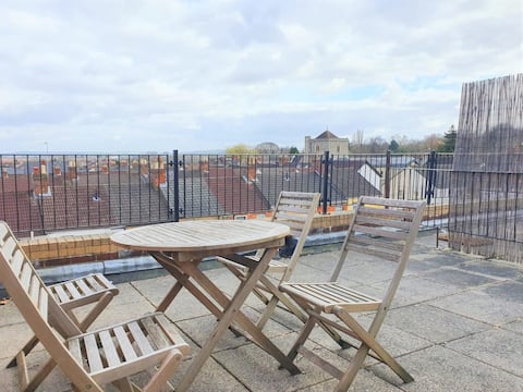 Central 2 Bed, Parking & Private Terrace, Sleeps 5