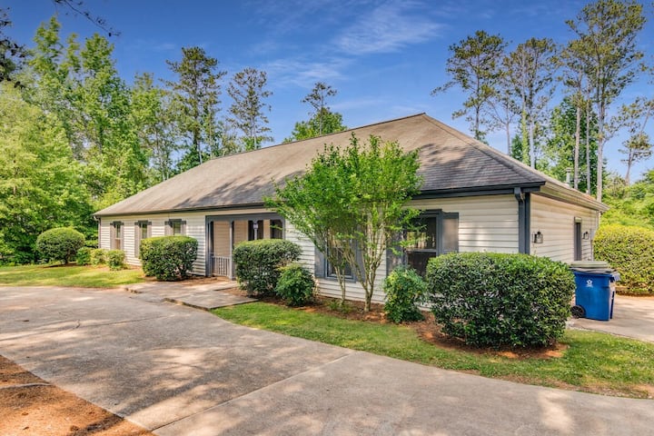 Luxury Poolside 4br Sanctuary, Sleeps 8 - Conyers, GA