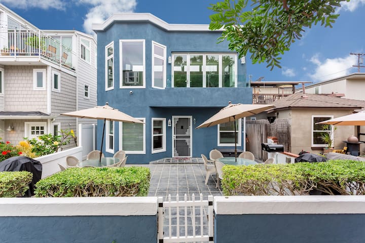 Luxury, Glass Walls, Seconds to Beach/Ocean, AC!