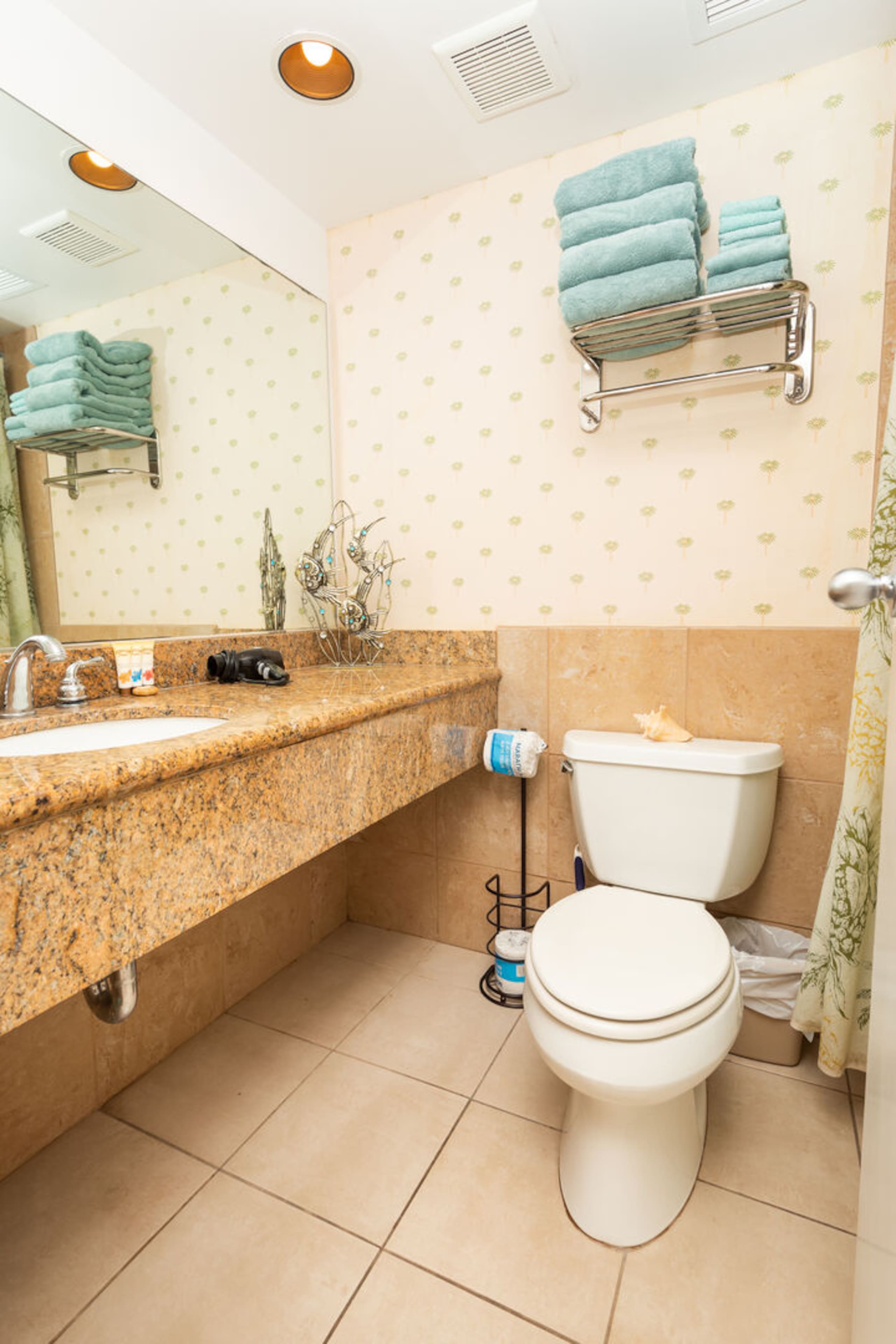Condo in Honolulu · ★4.72 · 1 bedroom · 2 beds · 1 bath - Image 9