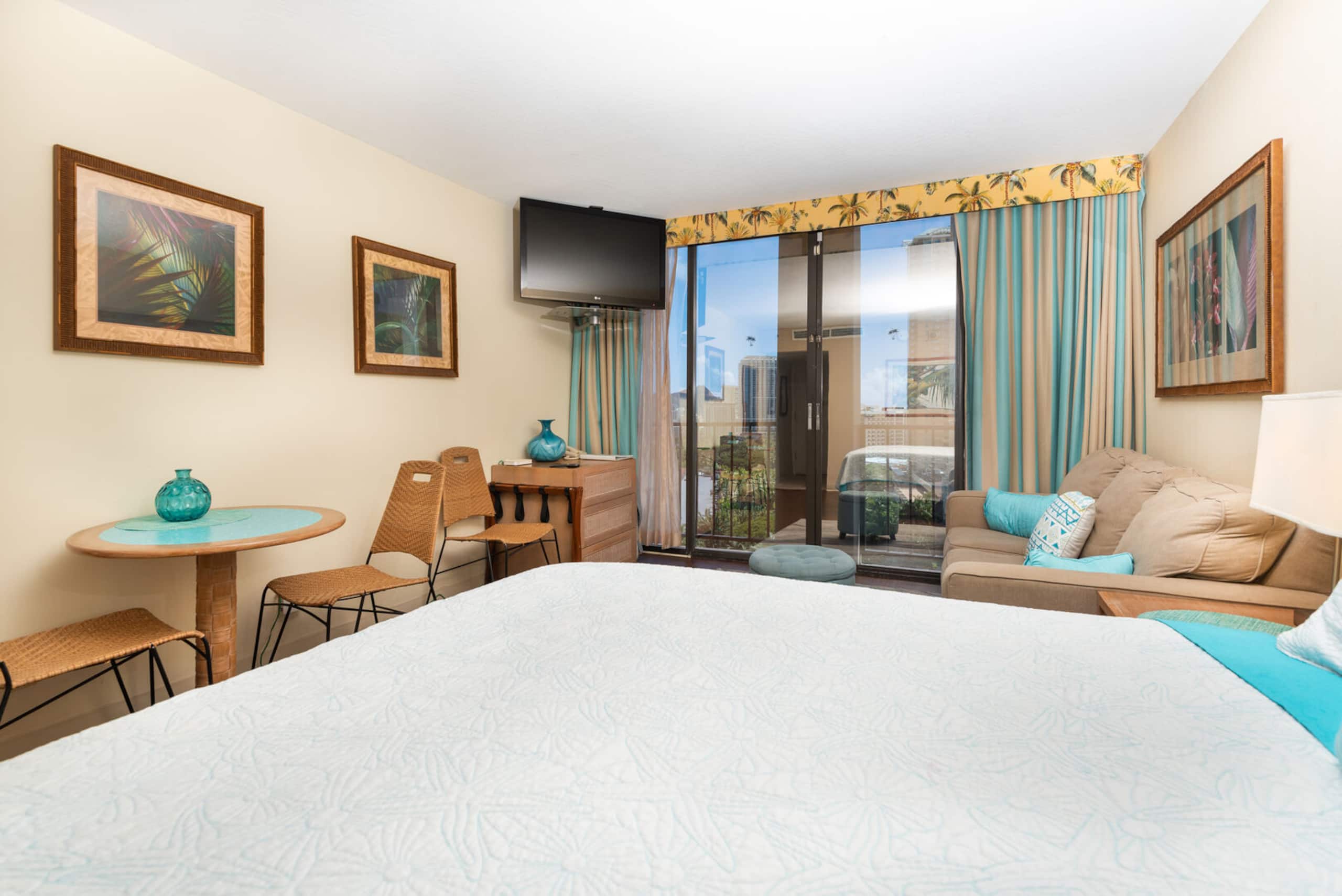 Condo in Honolulu · ★4.72 · 1 bedroom · 2 beds · 1 bath - Image 2