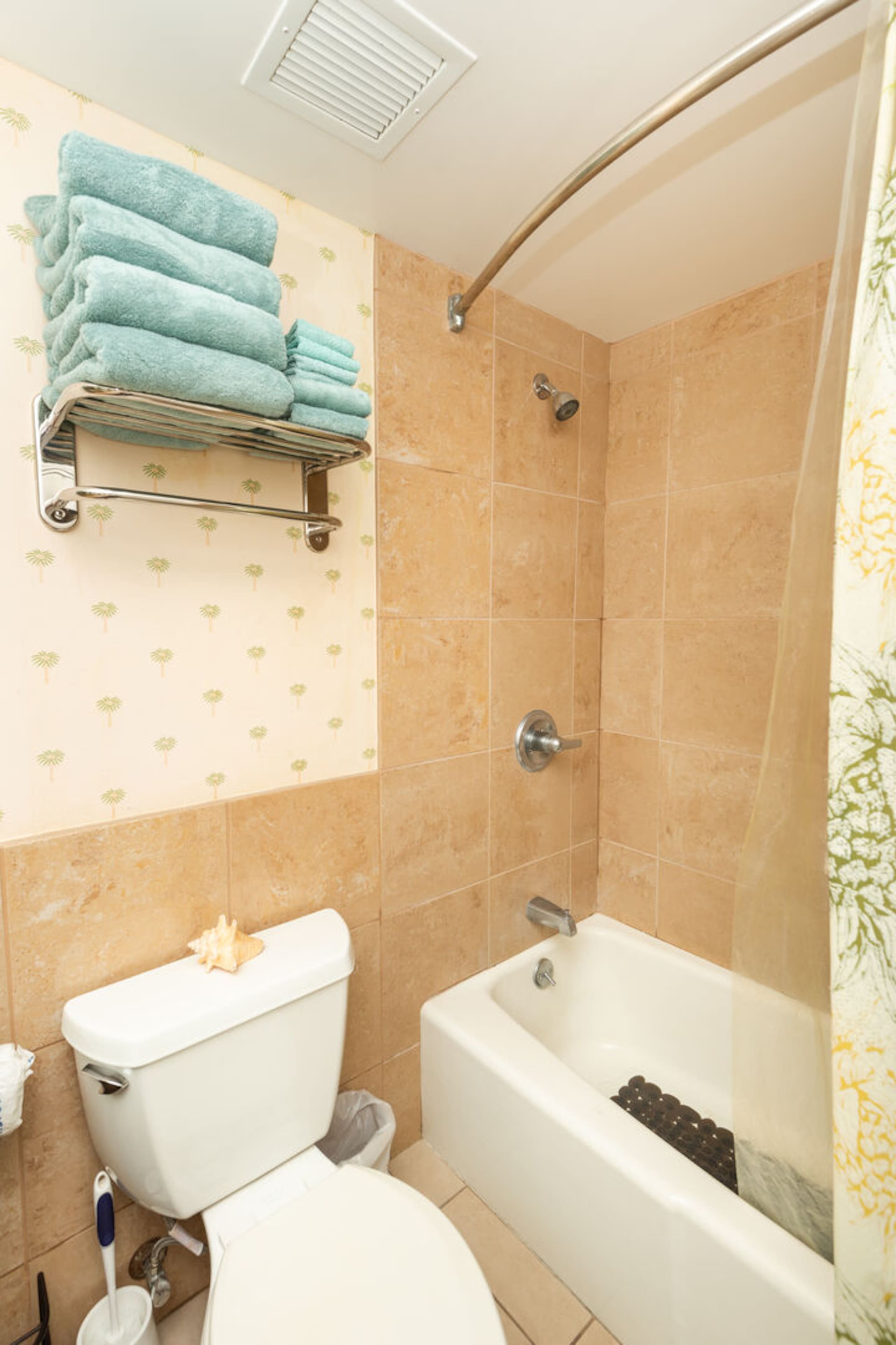 Condo in Honolulu · ★4.72 · 1 bedroom · 2 beds · 1 bath - Image 11