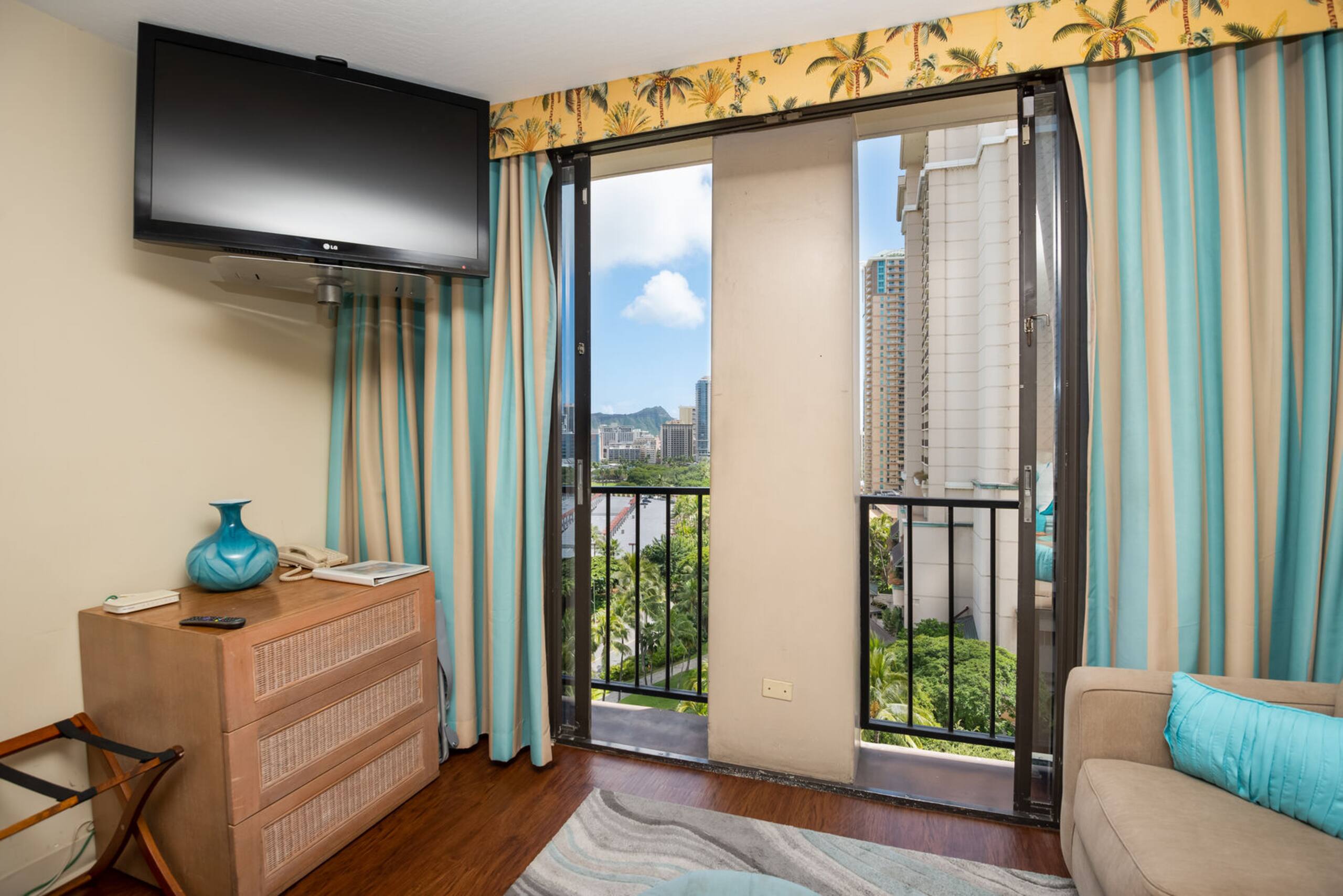 Condo in Honolulu · ★4.72 · 1 bedroom · 2 beds · 1 bath - Image 8