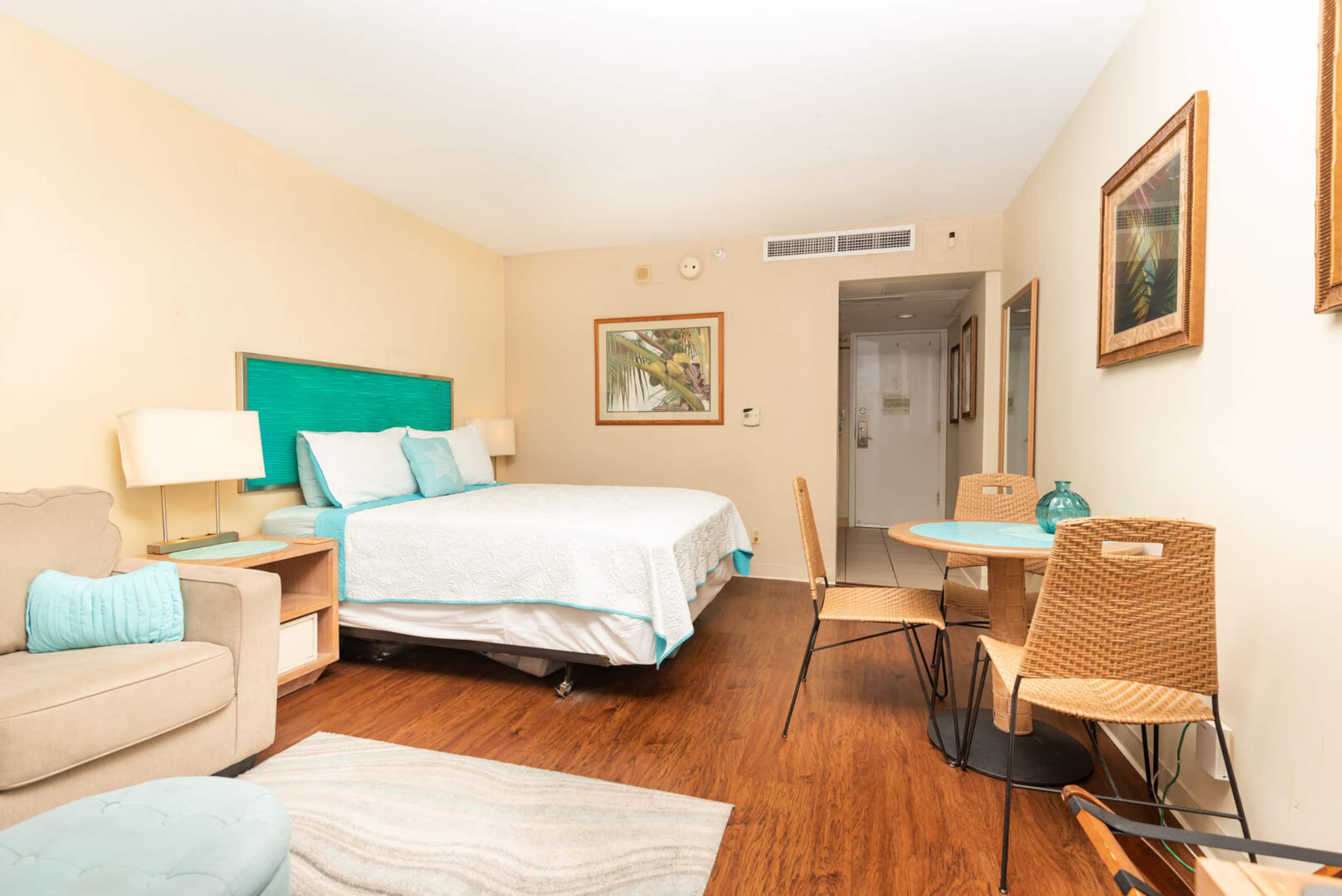 Condo in Honolulu · ★4.72 · 1 bedroom · 2 beds · 1 bath - Image 7