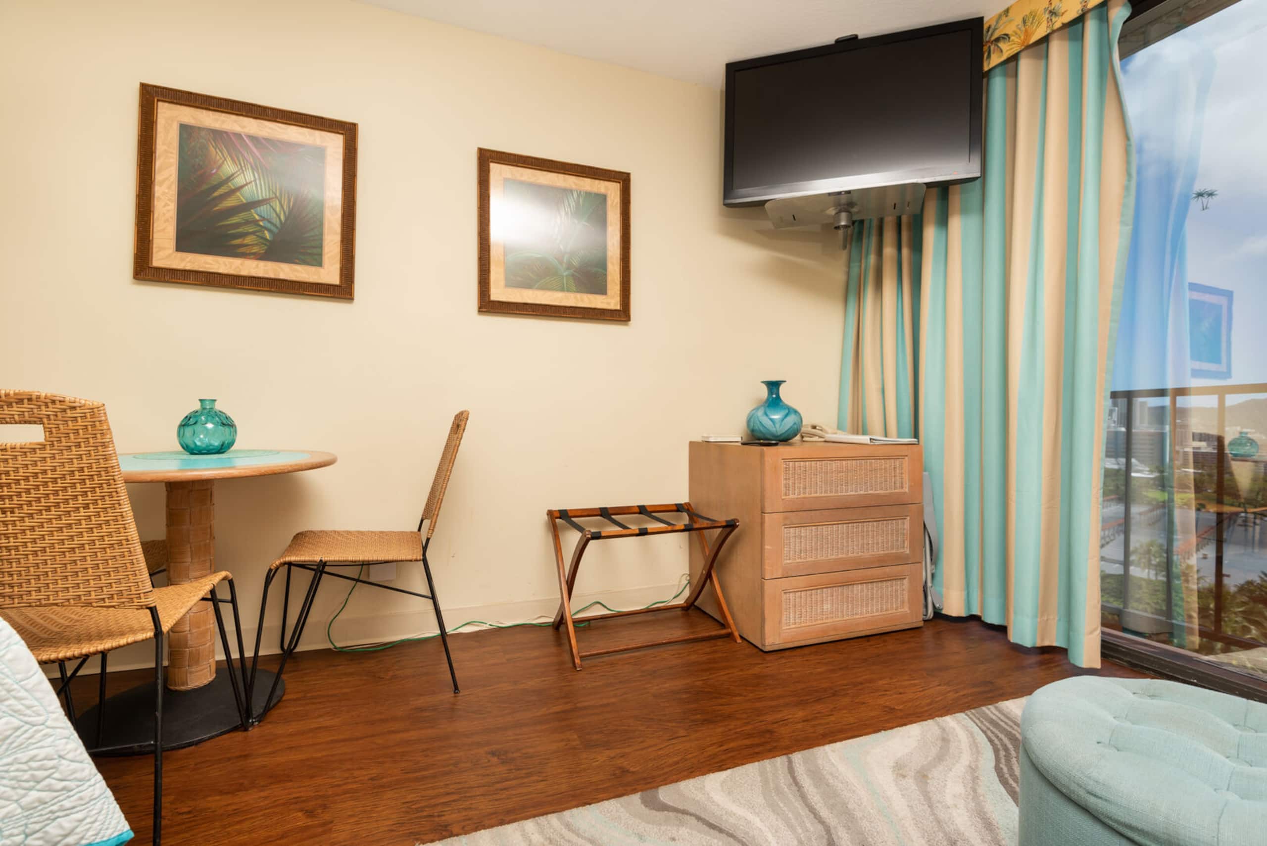 Condo in Honolulu · ★4.72 · 1 bedroom · 2 beds · 1 bath - Image 4